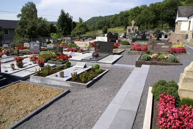Unser Friedhof wird verschoenert 2008 Bild Nr.005